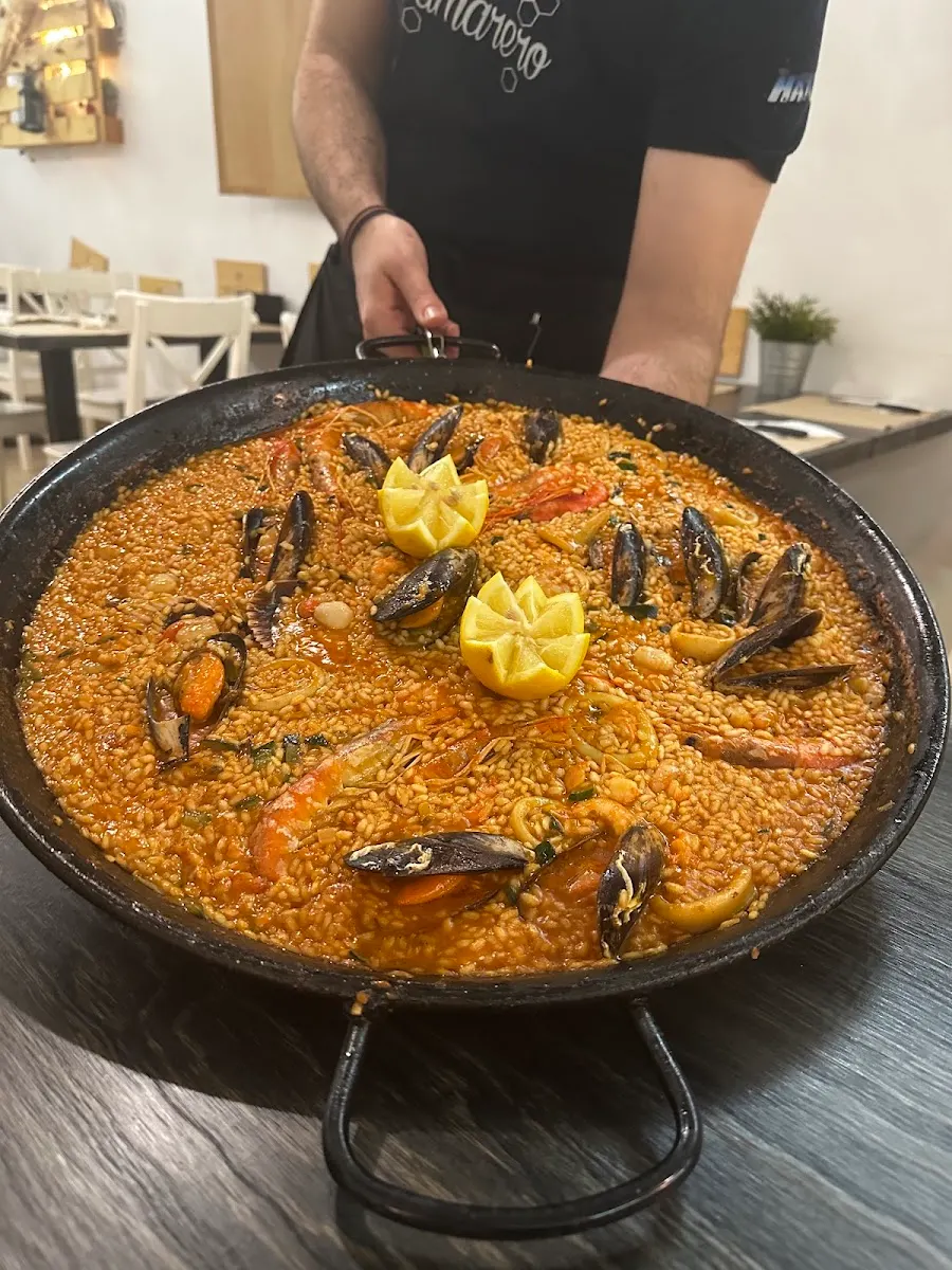 Paellera de arroz con mejillones, langostinos y limón servida en nuestro comedor